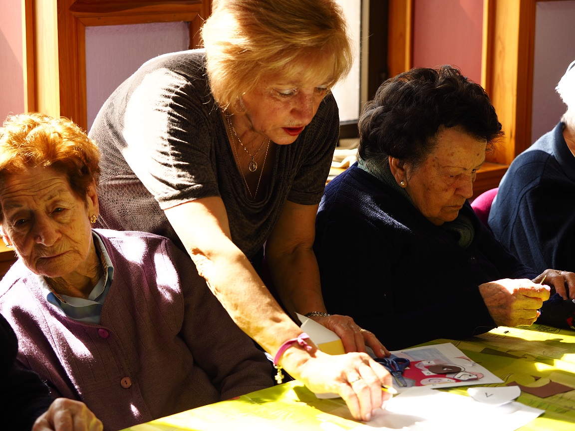 foto de un voluntario ayudando en un taller de Asvai