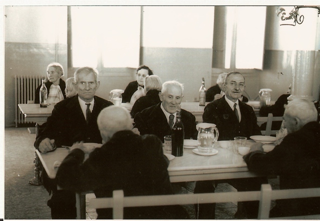 foto antigua en blanco y negro donde podemos ver a gente mayor en el comedor de la residencia