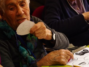 Fotografía en la que se puede ver una anciana recortando en nuestros talleres