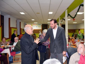 Fotografía en la que se pueden ver a distintos participantes en una comida de la asociación