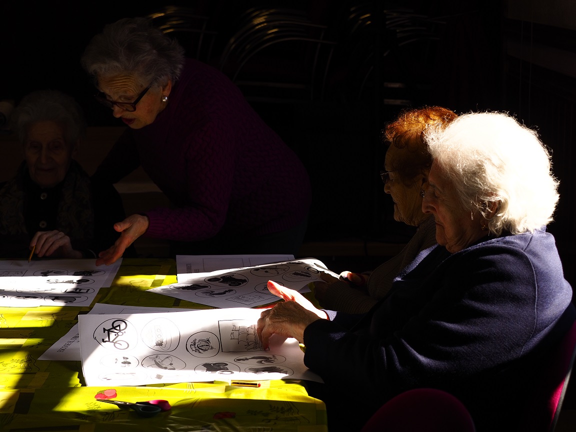 Fotografía de un taller en el que ayudan los voluntarios