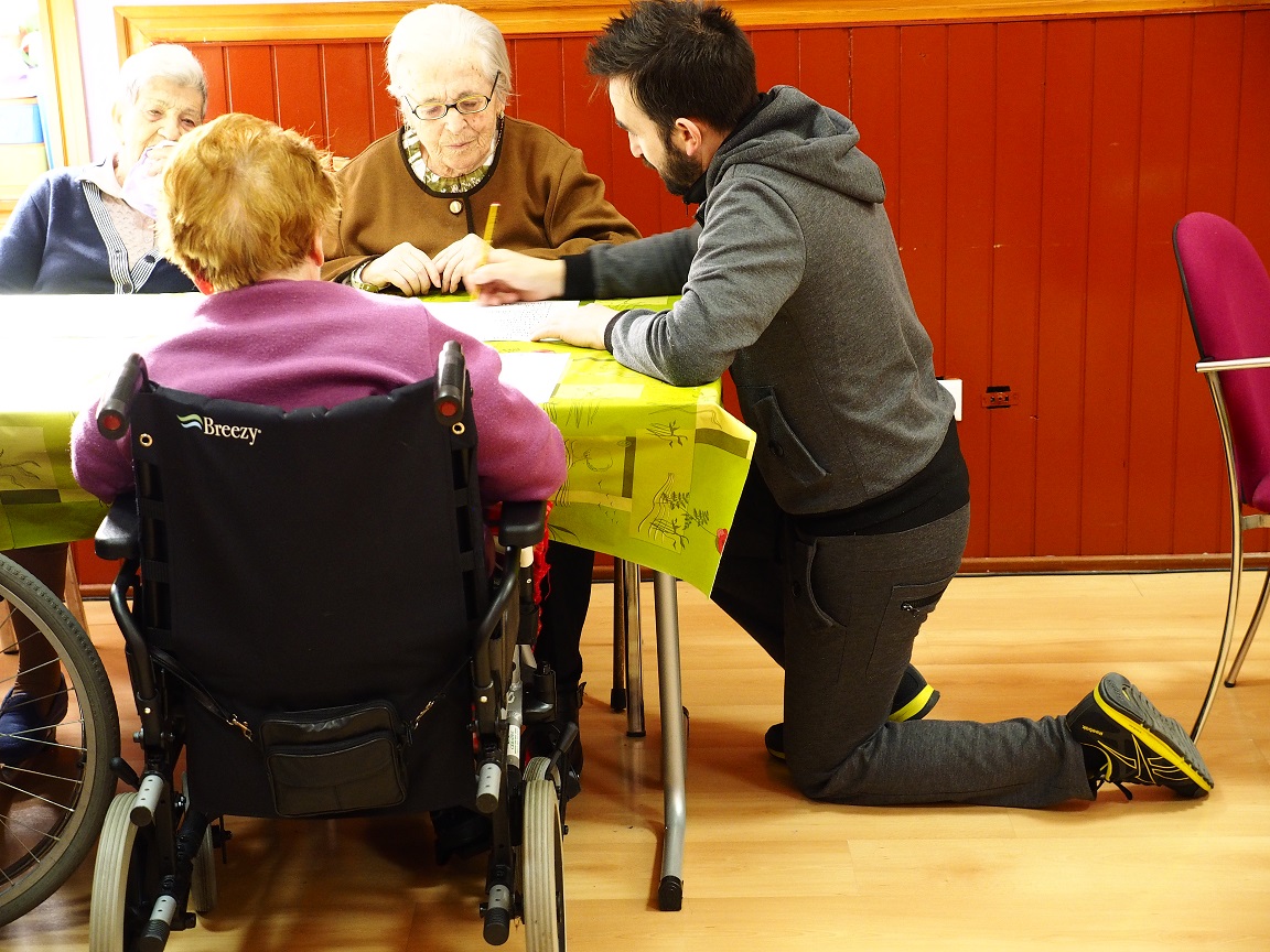 Fotografía en la que se puede ver a un voluntario ayudando en un taller Asvai