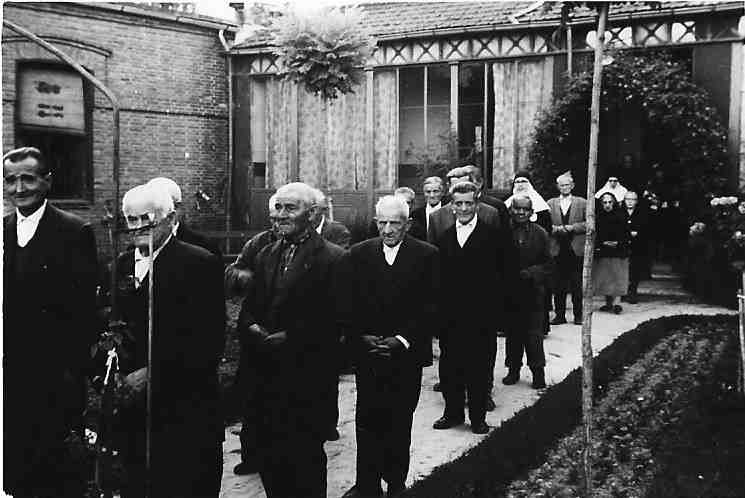 Asiliados de procesion por el jardin ASVAI