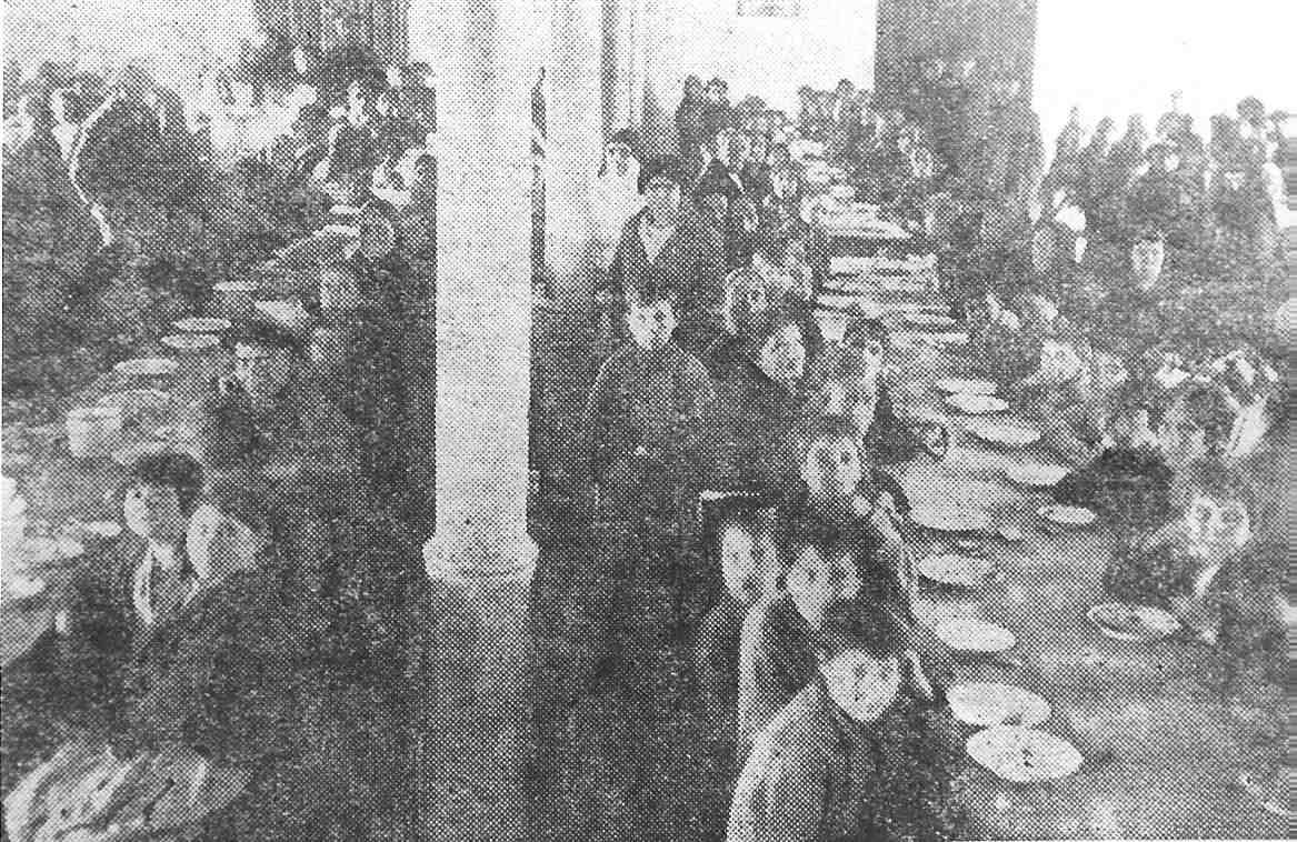 Ninos comiendo en el comedor de asilo ASVAI